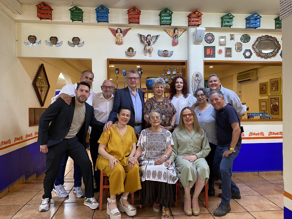 Hoy estuvimos acompañando a nuestra querida “Titita” en el inicio de los festejos por los 50 años de <a href="/Rest_ElBajio/">Restaurante El Bajío</a> una verdadera tertulia gastronómica con los queridos <a href="/benistofeles/">Benito Taibo</a> <a href="/urquizanacho/">Ignacio Urquiza</a> <a href="/Derestaurantesy/">Celia Marín Chiunti</a> <a href="/teredegollado/">ma.teresar.degollado</a>