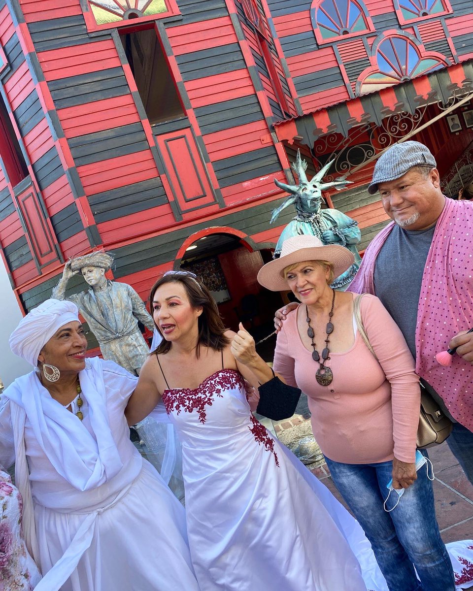 Ponce se llena de brillo con su arte, cultura, y gente ✨
¡Gracias a Maddy Rivera, Juanita Peña, y las personas detrás de : Arte Frente a Todo, y <a href="/tercerapr/">Tercera Llamada</a> por su espectacular labor en la Plaza Las Delicias de Ponce!
Llenan de vida las historias que contamos caminando. 🙏