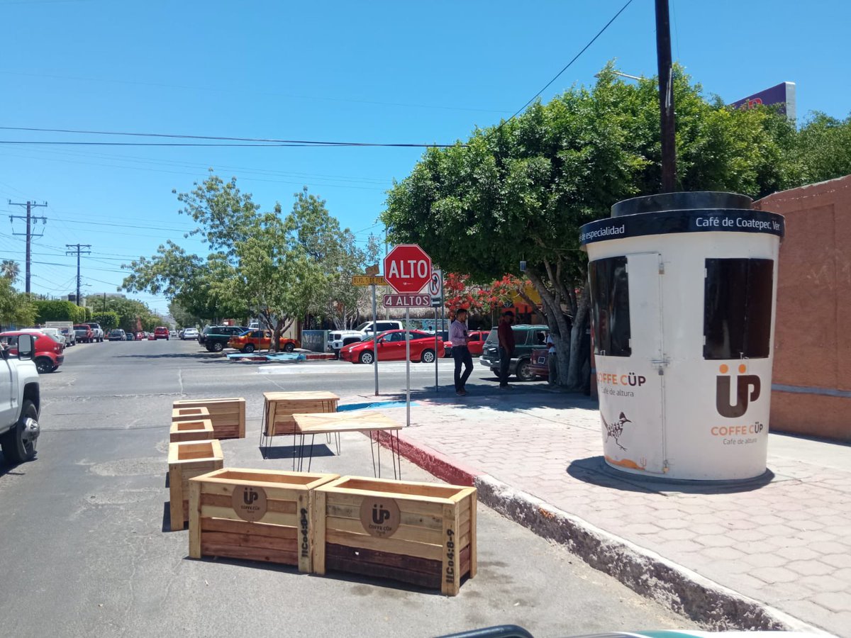 forceps21's tweet photo. Que explicación puede haber detrás esto?

La invasión de la calle por parte de un negocio de venta de café 

En Guillermo Prieto en 5 de Febrero colocaron unas cajas y mesas desde temprano https://t.co/SaMkDIsyp0