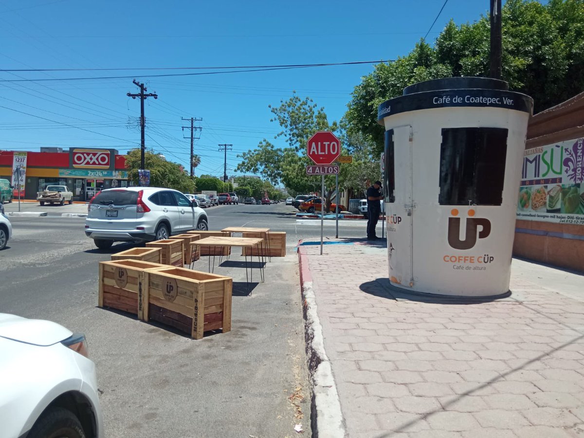forceps21's tweet photo. Que explicación puede haber detrás esto?

La invasión de la calle por parte de un negocio de venta de café 

En Guillermo Prieto en 5 de Febrero colocaron unas cajas y mesas desde temprano https://t.co/SaMkDIsyp0