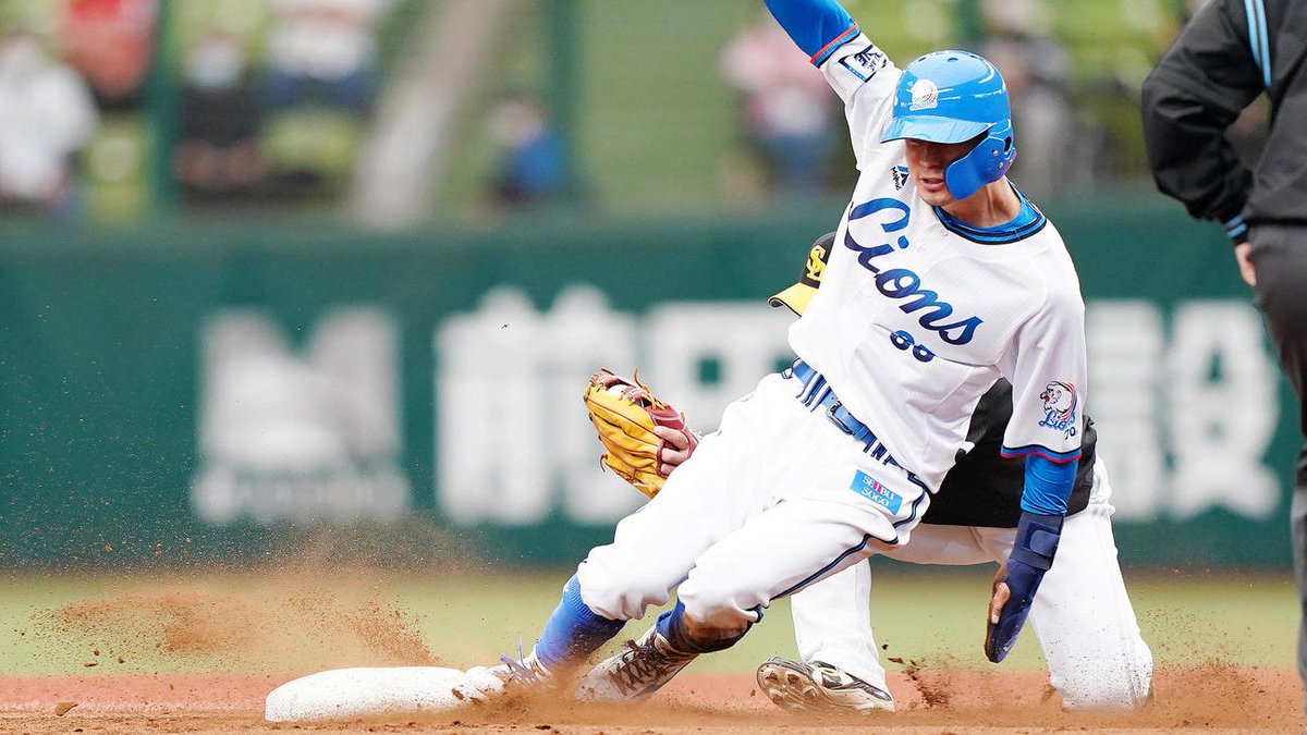 NekoSuke5_5_1's tweet photo. 若林楽人が31日阪神戦で１軍昇格、攻撃力のアップに期待 コロナ離脱の佐々木健も昇格
https://t.co/munP8FJlh5

負担の大きい人工芝の懸念もあったが、甲子園は天然芝になる。若林は昨季、44試合で20盗塁という驚異的スピードを示していた。パンチ力も秘めており、攻撃力のアップにも期待がかかる。 https://t.co/7yaVbtwihH
