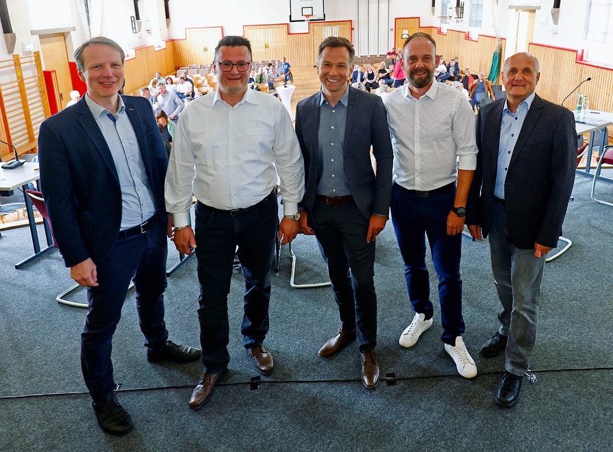 In meiner Heimatstadt Lichtenstein durfte ich gestern ein Wahlforum mit den vier Bürgermeisterkandidaten moderieren. Eine interessante Diskussion. Und: Eine reine Herrenrunde. Wie so häufig. Warum Frauen in der Kommunalpolitik unterrepräsentiert sind? mdr.de/nachrichten/sa…