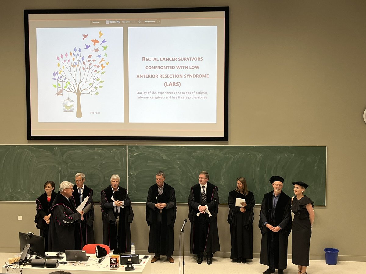 Proficiat dr. Eva Pape! Als #verpleegkundigspecialist heb je vanuit een authentieke #verpleegkundige invalshoek de ervaringen en noden van patiënten met #LARS uitvoerig in beeld gebracht en biedt uw werk tal van handvaten om de zorg te optimaliseren.