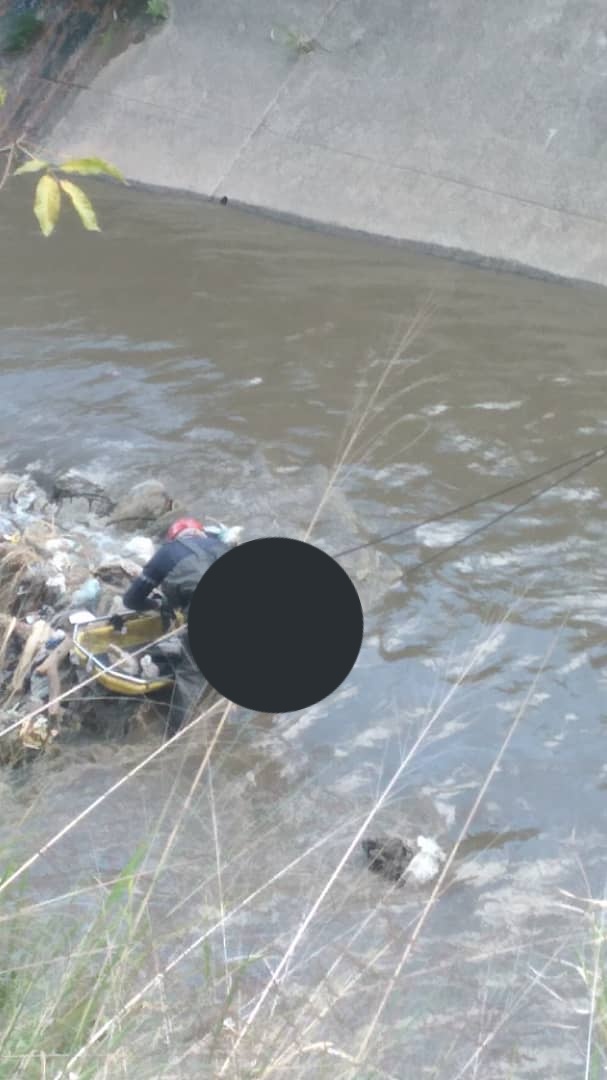 #Caracas En estos momentos paramédicos de vías rápidas, Ángeles de la autopista, recuperan cadáver de sexo masculino del río Guaire, altura Quinta Crespo. En espera de comisiones del Cicpc.

Foto de .<a href="/paramedicosmtt/">Ángeles de la autopista MPPT</a>