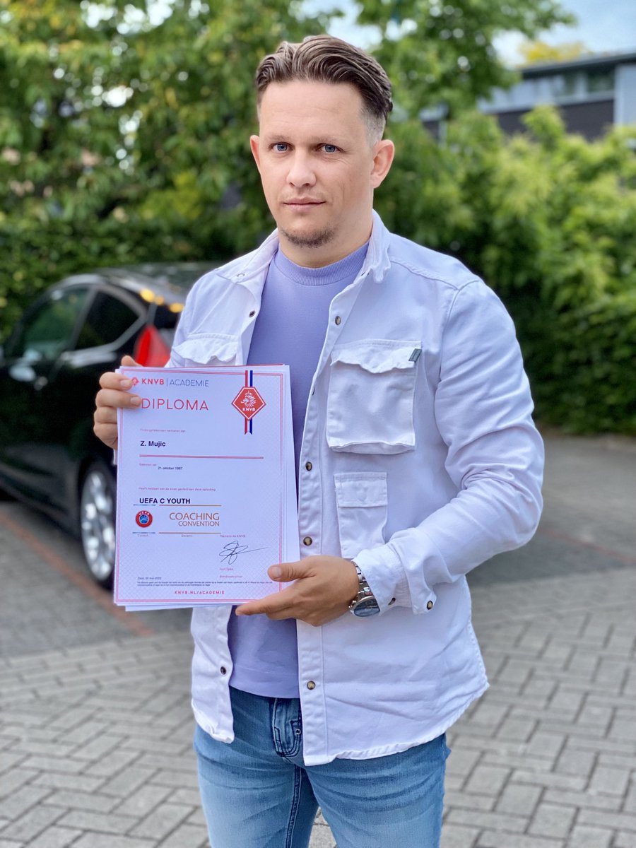 ZemirMujic10's tweet photo. Trots op me zelf!! Mag je dat zeggen? Ja dat mag je zeggen. Bloed, zweet en tranen in gezeten. Met Corona maanden tussendoor, ziektegevallen, tegenslagen. Bam. Gewoon binnen #knvb #trainercoach #trots https://t.co/qia8dIMuMq