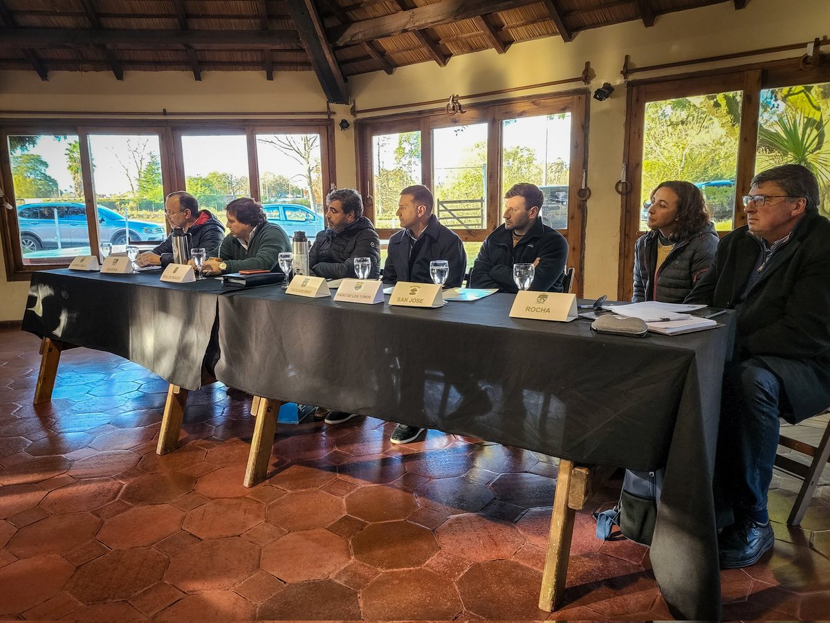 Se realiza en Florida el congreso nacional de la comisión interdepartamental de directores de deportes.
Participan el Int. <a href="/g_lopezmendez/">Guillermo López M</a> como Pdte. del <a href="/cintendentesuy/">Congreso de Intendentes</a>, Srio.Gral. <a href="/MarcosPerez62/">Marcos Pérez 🇺🇾</a>, @MaatDominguez <a href="/JMTrezza/">Juan Martin Trezza</a> y <a href="/OlivaLuis08/">Luis Oliva Castro</a> autoridades <a href="/sndpy/">Secretaría Nacional de Deportes</a> y dir. de todo el país.