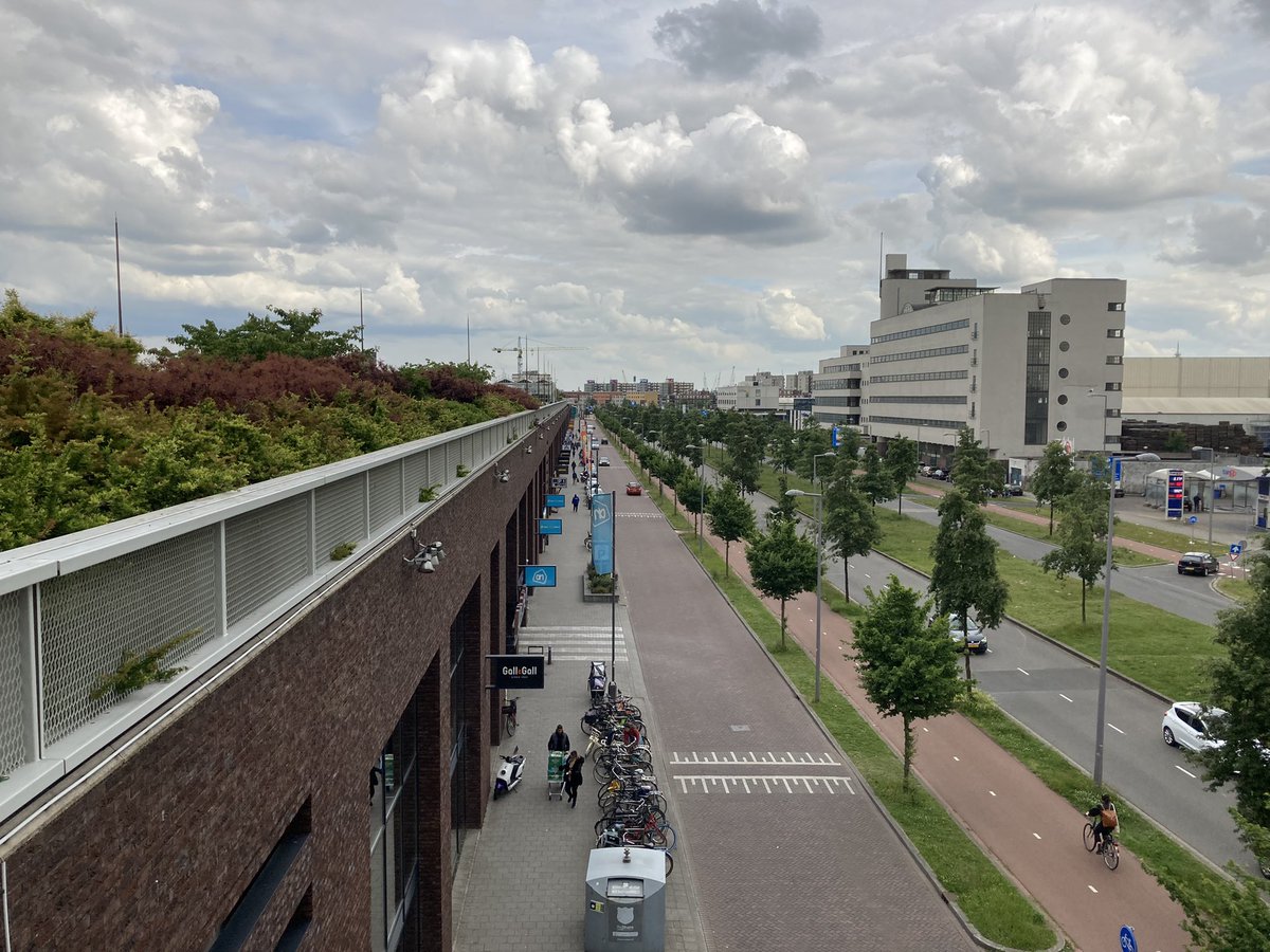 arnoudmolenaar's tweet photo. After a visit to #thefloatingoffice where @GCAdaptation has it’s HQ’s we ended the tour @dakpark (#rooftoppark) where @rotterdam combined a park with a shoppingmall integrated with the levee system: climateproof waterfront development
#resiliencebydesign https://t.co/gWSUXdLxEY