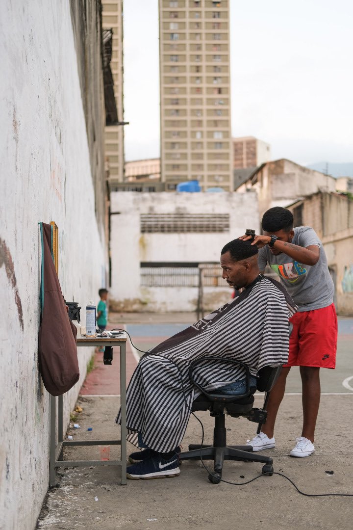 Alex_Bartsch's tweet photo. Caracas street barber 
Photo: @cacicahontaa https://t.co/DtnbiI7krJ