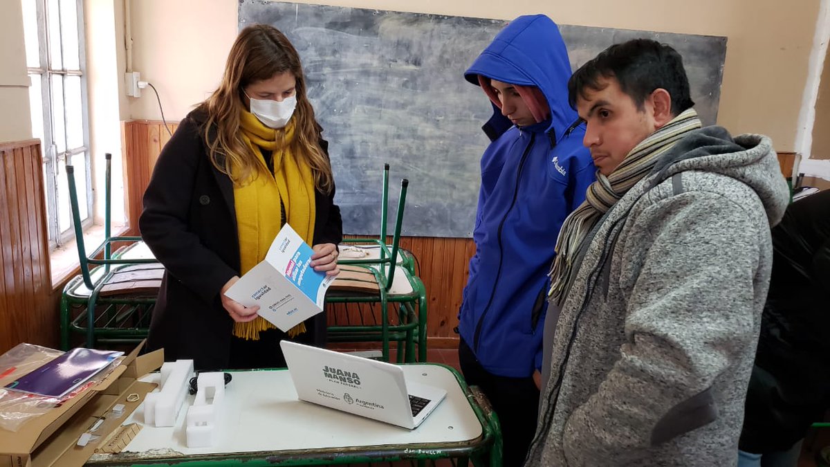 CLAUDINA_SOTTER's tweet photo. Hoy se entregaron netbook a todo el ciclo básico de la Escuela secundaria 14 Arturo Gaggia de Colonia San Miguel. @cge_entrerios @DDE_Coloner @CoordiCTIP seguimos trabajando para nuestros gurises https://t.co/sLh2WgHL4f