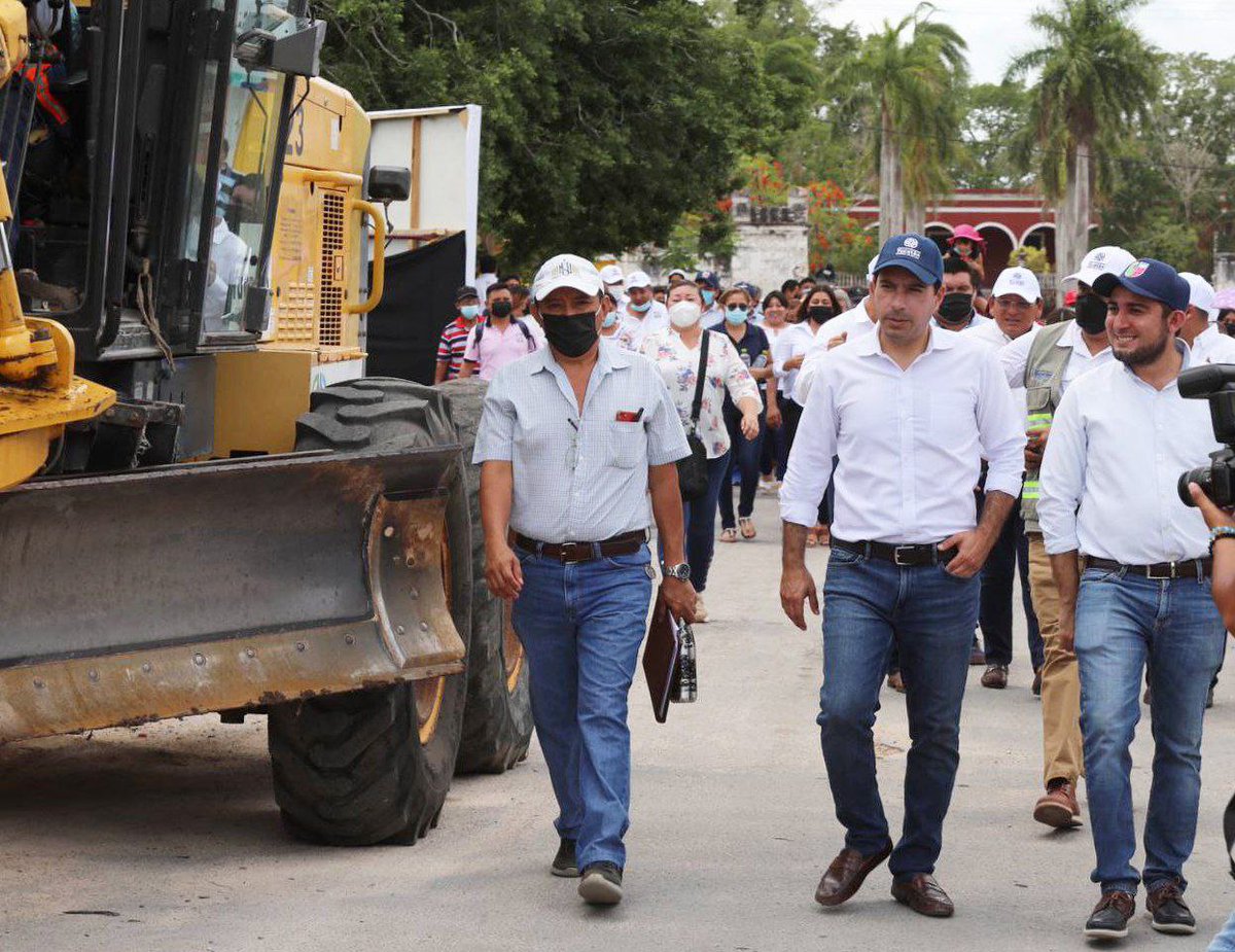 MauVila's tweet photo. Junto con las familias umanenses, dimos el banderazo de inicio de los trabajos de reconstrucción de 3.1 km del tramo #Umán-#Tebec, que no habían sido reparados desde hace 20 años. Trabajando en equipo con el Alcalde @GasparVenturaCP, ofreceremos a las familias vialidades seguras. https://t.co/dSc4KvO1mX