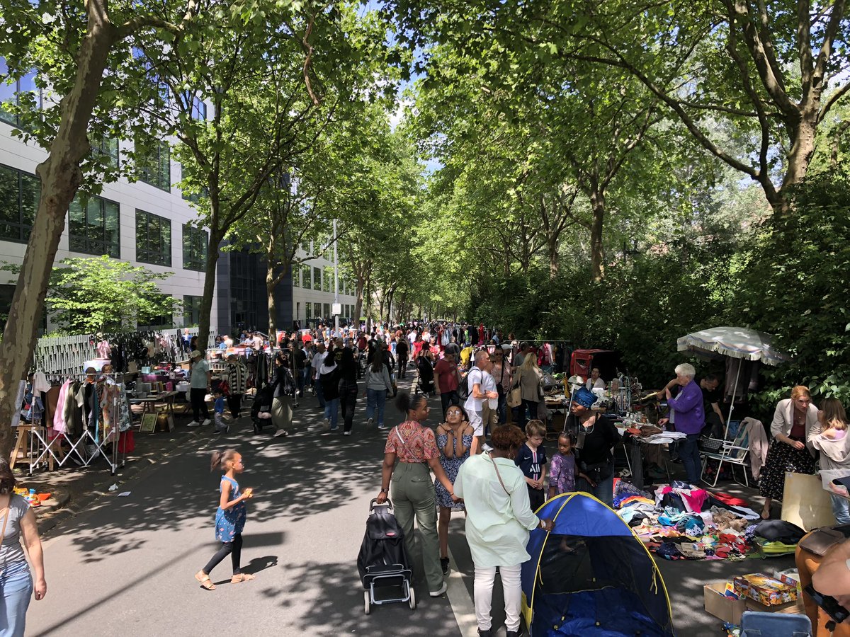 LCyclable's tweet photo. 🟡 Le succès d’une ville ne repose pas sur la capacité de l’espace public à accélérer nos déplacements mais au contraire sur sa capacité à connecter les humains. https://t.co/E1WU5P6bla