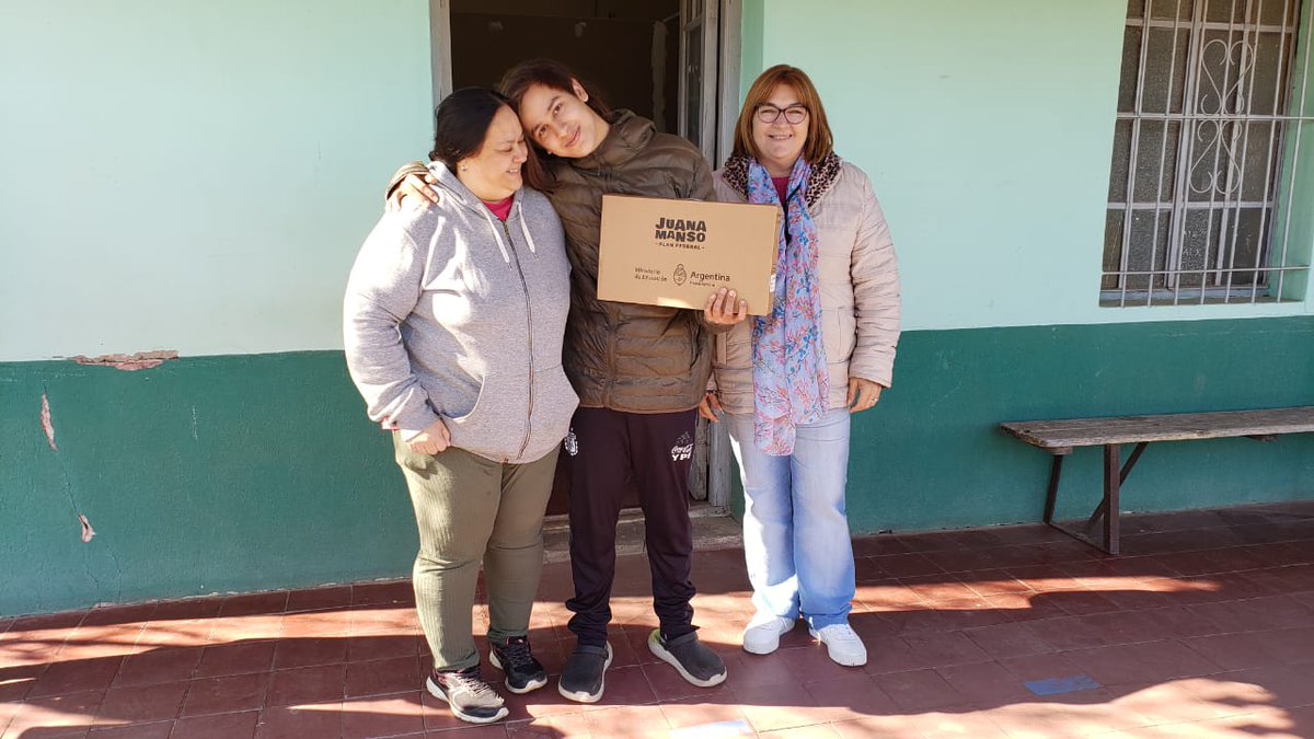 CLAUDINA_SOTTER's tweet photo. También entregamos a la escuela Secundaria 13 y su anexo ( rural) @cge_entrerios @CoordiCTIP @DDE_Coloner . Gracias al acompañamiento de  @luisi_pocay y @Profe_EParedes https://t.co/8391Hr2rvT