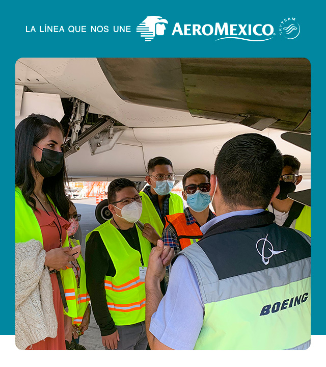 Aeromexico's tweet photo. Ellos son los felices ganadores de la dinámica, quienes pudieron visitar nuestro hangar y estar así de cerca de nuestros nuevos aviones. 😍✈️ Mantente pendiente de nuestras redes para poder participar en próximas actividades y experiencias como esta. #AMGeek #737MAX https://t.co/DZMeaAyHb4