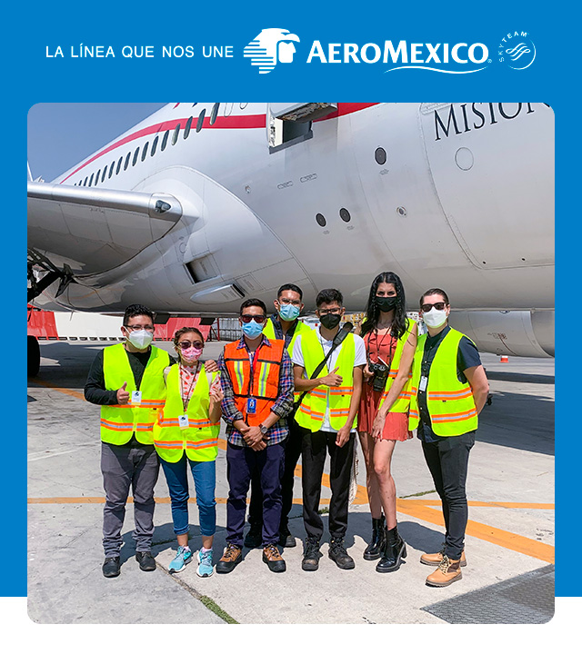 Aeromexico's tweet photo. Ellos son los felices ganadores de la dinámica, quienes pudieron visitar nuestro hangar y estar así de cerca de nuestros nuevos aviones. 😍✈️ Mantente pendiente de nuestras redes para poder participar en próximas actividades y experiencias como esta. #AMGeek #737MAX https://t.co/DZMeaAyHb4