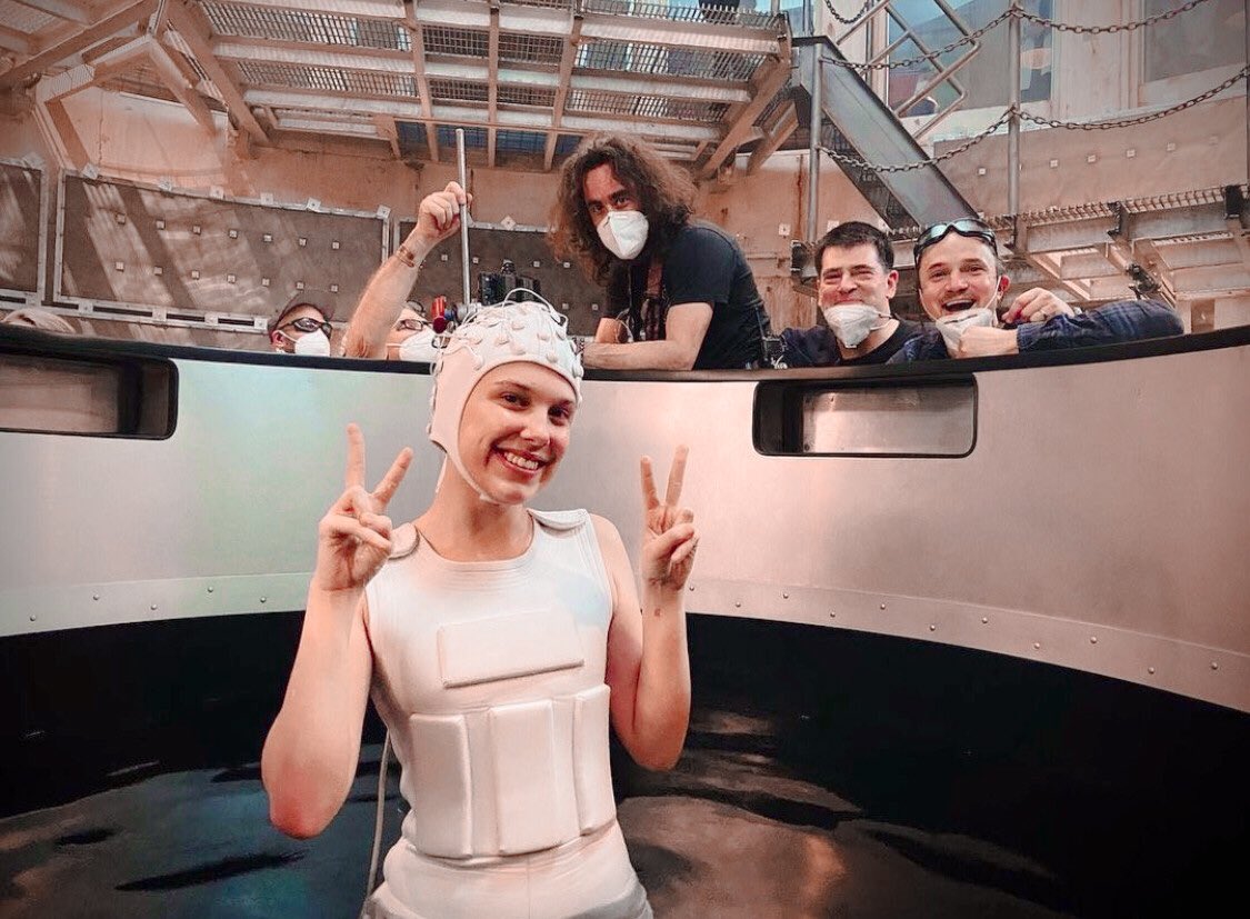thinkermbb's tweet image. millie in stranger things 4 bts!!