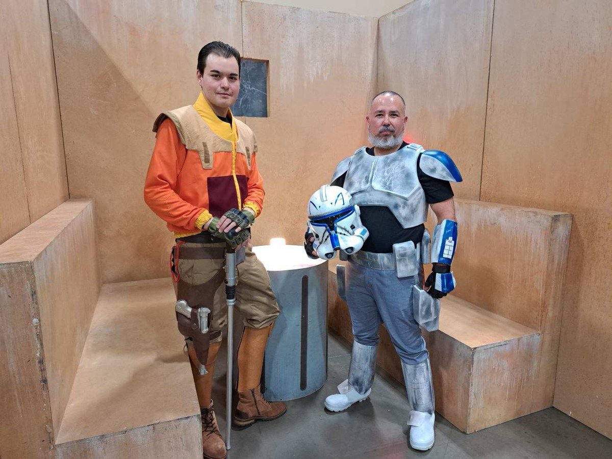 CosplayJds's tweet photo. Clone Captain Rex meting some old friends @PhoenixFanFest https://t.co/IdSOcGXuC7