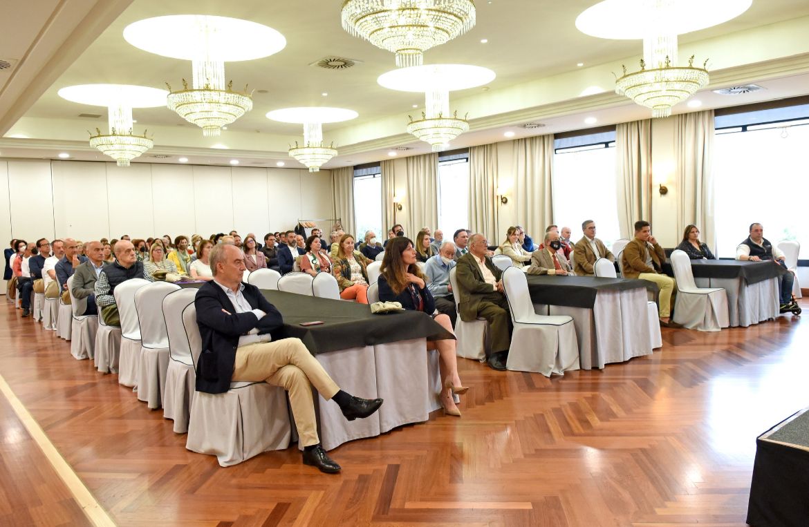 dlacalle's tweet photo. Un lujo volver a Santander a hablar de oportunidades para las empresas en un entorno complejo. Muchas gracias a  @CEMIDE por la excelente organización. https://t.co/6oCV4gP7Xj