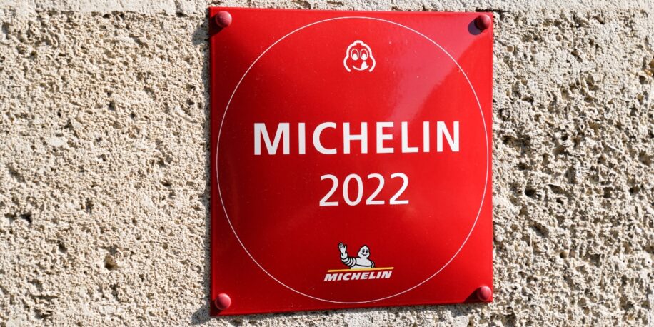 Lang gehoopt,beetje verwacht,maar <a href="/lars_scharp/">Lars Amsterdam</a> heeft met zijn team vandaag de eerste Michelinster ontvangen. Gefeliciteerd!#michelinster #larsamsterdam