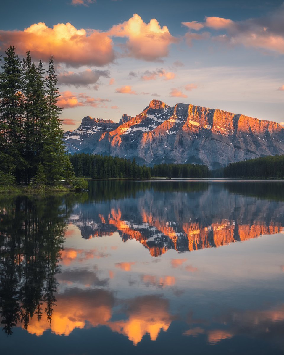 🇨🇦 Kanada’nın Alberta eyaletinde bulunan Rocky dağlarında gün batarken. Gezdiğim ülkeler arasında doğasına hayran olduğum nadir ülkelerden..