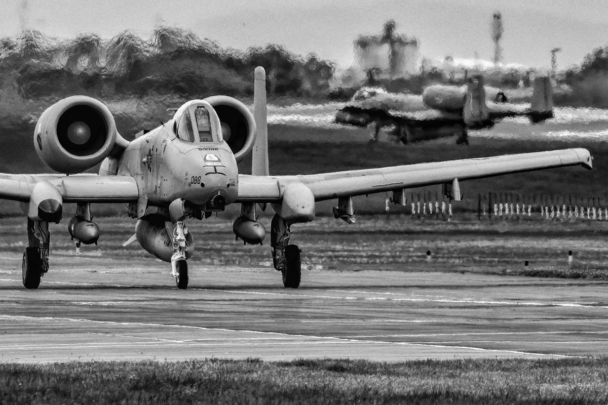 ScotEx79's tweet photo. A-10's at PIK today #thunderbolt #warthog #Maryland https://t.co/BENmtsY15d