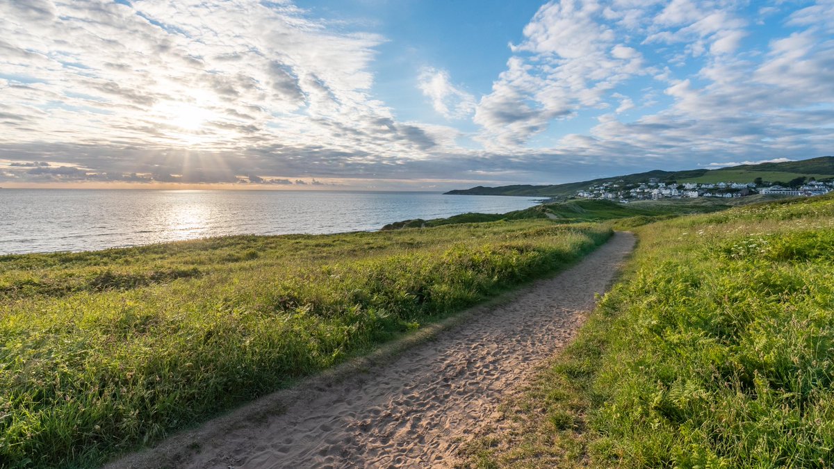 mcsparkyj's tweet photo. Something after 8, looking towards #woolacombe this evening #northdevon https://t.co/dx5Zpnafwa