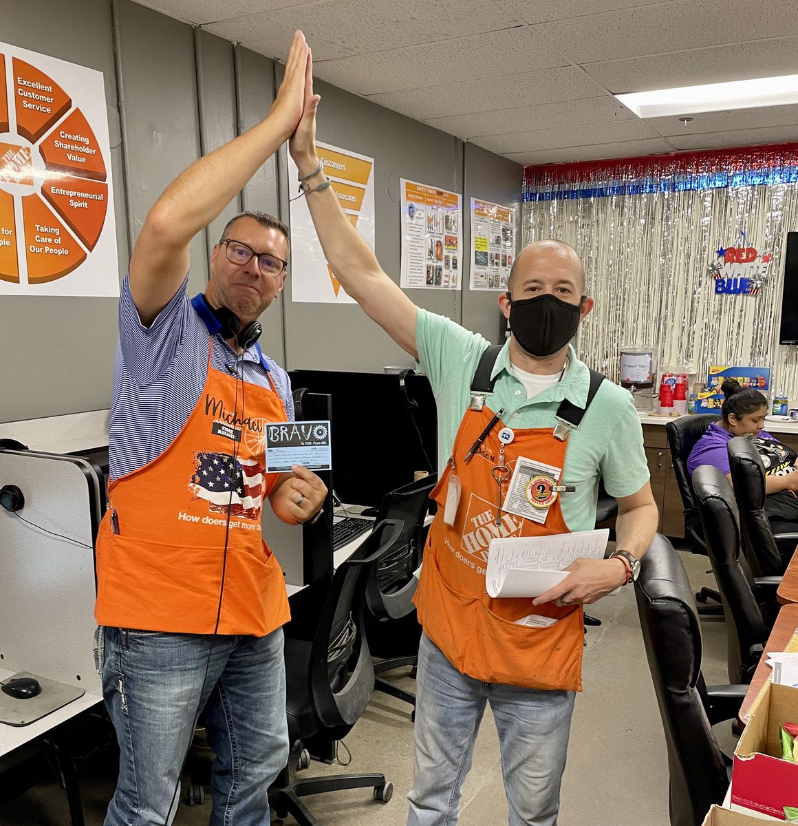 New SM Michael (Central Plano) received his 1st BRAVO award today from DS Jason for helping in the aisles here at the zesty Lemmon Ave 😁<a href="/FewBryan/">Bryan Few</a> <a href="/Oscar86604735/">Oscar</a> <a href="/SimentalLisa/">Lisa Simental</a> <a href="/B_Gardner/">Brian Gardner</a>