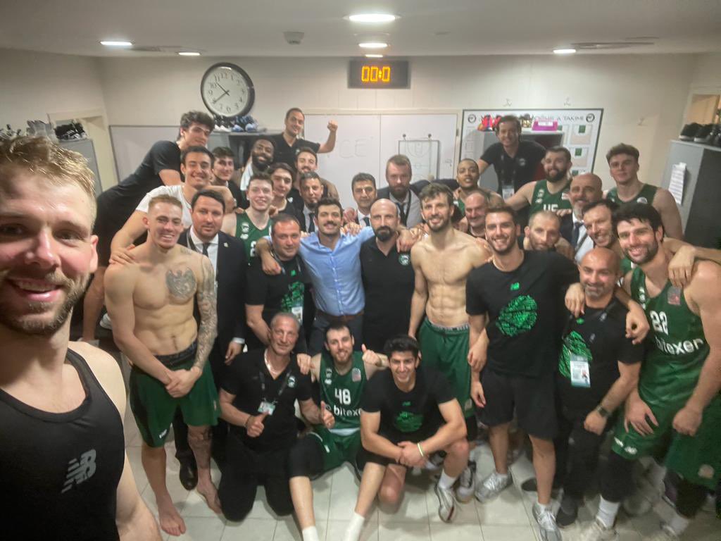 dozdemiroglu's tweet photo. Emeği geçen herkese teşekkürler.Bizim için müthiş bir sezondu.Tüm takımla gurur duyuyorum. https://t.co/xy0leqqlCm