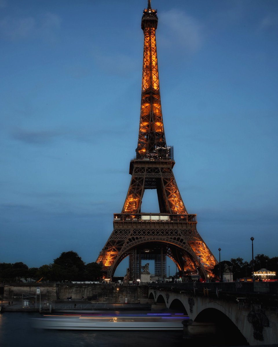 stewinyvr's tweet photo. Tour Eiffel at blue hour https://t.co/eR1WwwFpvW