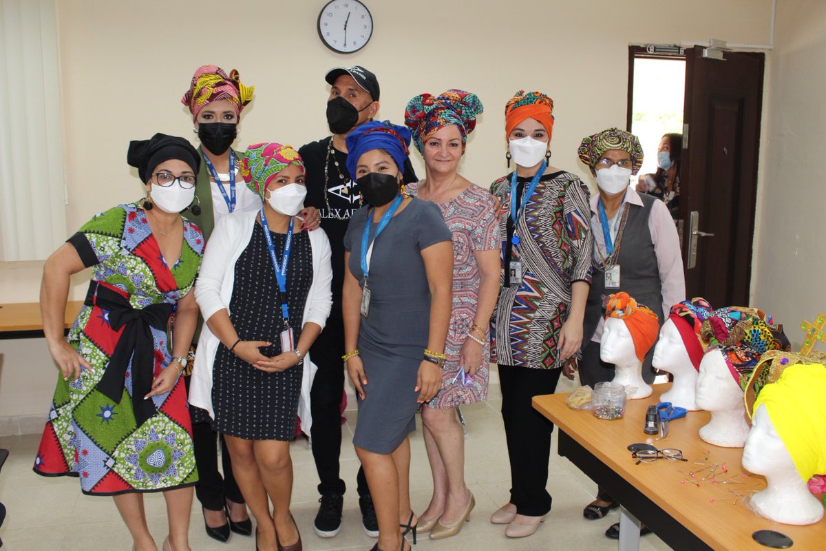 UafPanama's tweet photo. Con el objetivo de visibilizar los aportes de la Etnia Negra a la cultura del país, colaboradores de la Unidad de Análisis Financiero de Panamá, participan del taller para la confección de turbantes, dictado por el diseñador #AlexAdames https://t.co/Wx5c41W8oA