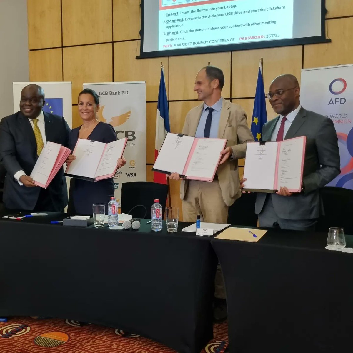FranceandGhana's tweet photo. Last week, @AFD_en in Ghana, @FranceandGhana, @EuropeInGhana and @GCBBankPLC signed an agreement aiming to support local businesses with #energy efficiency or #renewable energy projects by providing loans, in the framework of the #SUNREF project ✍️🇨🇵🇪🇺🇬🇭♻️🌳 https://t.co/IwAfpwEIWk