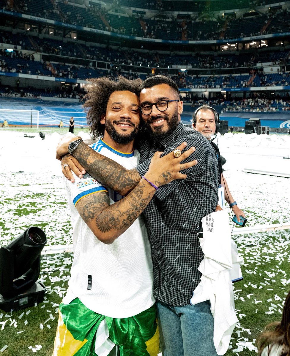 caioalves_12's tweet photo. Juntos en estas 16 temporadas. Juntos en todos los momentos. No podría ser distinto en esta noche especial.
Deber cumplido, un legado histórico.El mayor vencedor del mejor club del mundo. Una afición que ama el número 12. Creo que nuestra aventura valió la pena.El baile sigue ❤️‍🔥 https://t.co/74OKW3IFI7