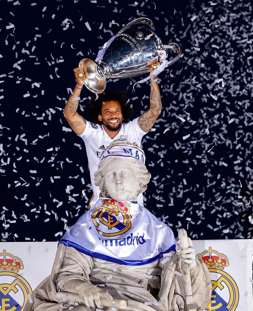 caioalves_12's tweet photo. Juntos en estas 16 temporadas. Juntos en todos los momentos. No podría ser distinto en esta noche especial.
Deber cumplido, un legado histórico.El mayor vencedor del mejor club del mundo. Una afición que ama el número 12. Creo que nuestra aventura valió la pena.El baile sigue ❤️‍🔥 https://t.co/74OKW3IFI7