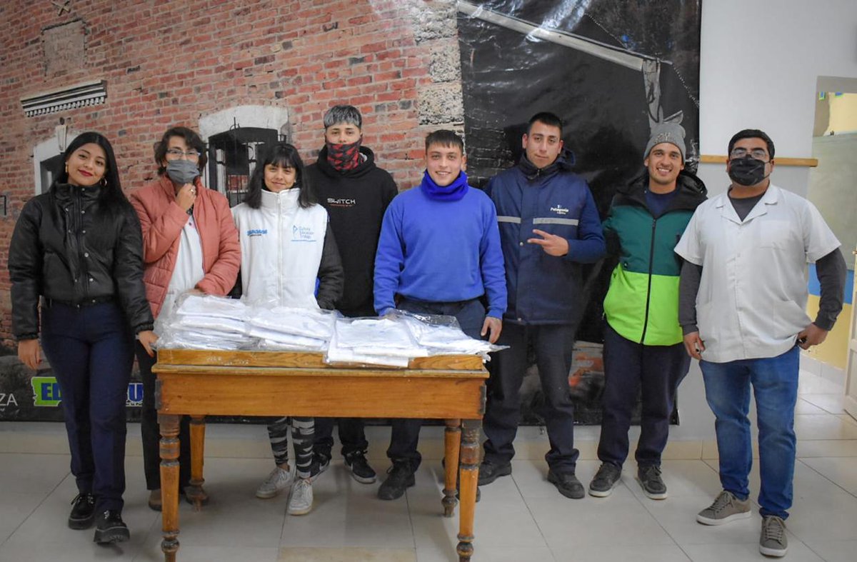 JovenesdelCet's tweet image. En el día de hoy la Juventud del Cet se hace presente en la escuela rural Nº66 de la ciudad de Trelew , en donde realizaron entrega de más de 40 guardapolvos para los alumnos que prometen la bandera,  agradecemos a su directora Graciela Teodosio por recibirnos !