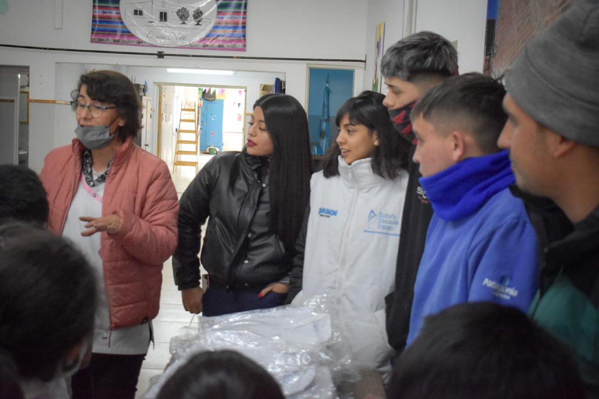 JovenesdelCet's tweet image. En el día de hoy la Juventud del Cet se hace presente en la escuela rural Nº66 de la ciudad de Trelew , en donde realizaron entrega de más de 40 guardapolvos para los alumnos que prometen la bandera,  agradecemos a su directora Graciela Teodosio por recibirnos !