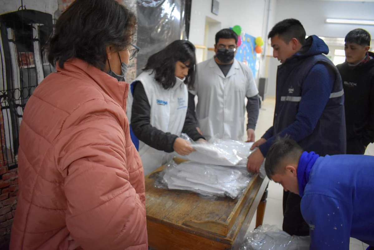 JovenesdelCet's tweet image. En el día de hoy la Juventud del Cet se hace presente en la escuela rural Nº66 de la ciudad de Trelew , en donde realizaron entrega de más de 40 guardapolvos para los alumnos que prometen la bandera,  agradecemos a su directora Graciela Teodosio por recibirnos !
