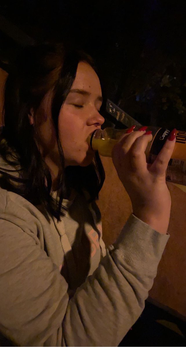 kesnerkaa's tweet photo. To není péro, Aneto. https://t.co/MTQEsLImzO