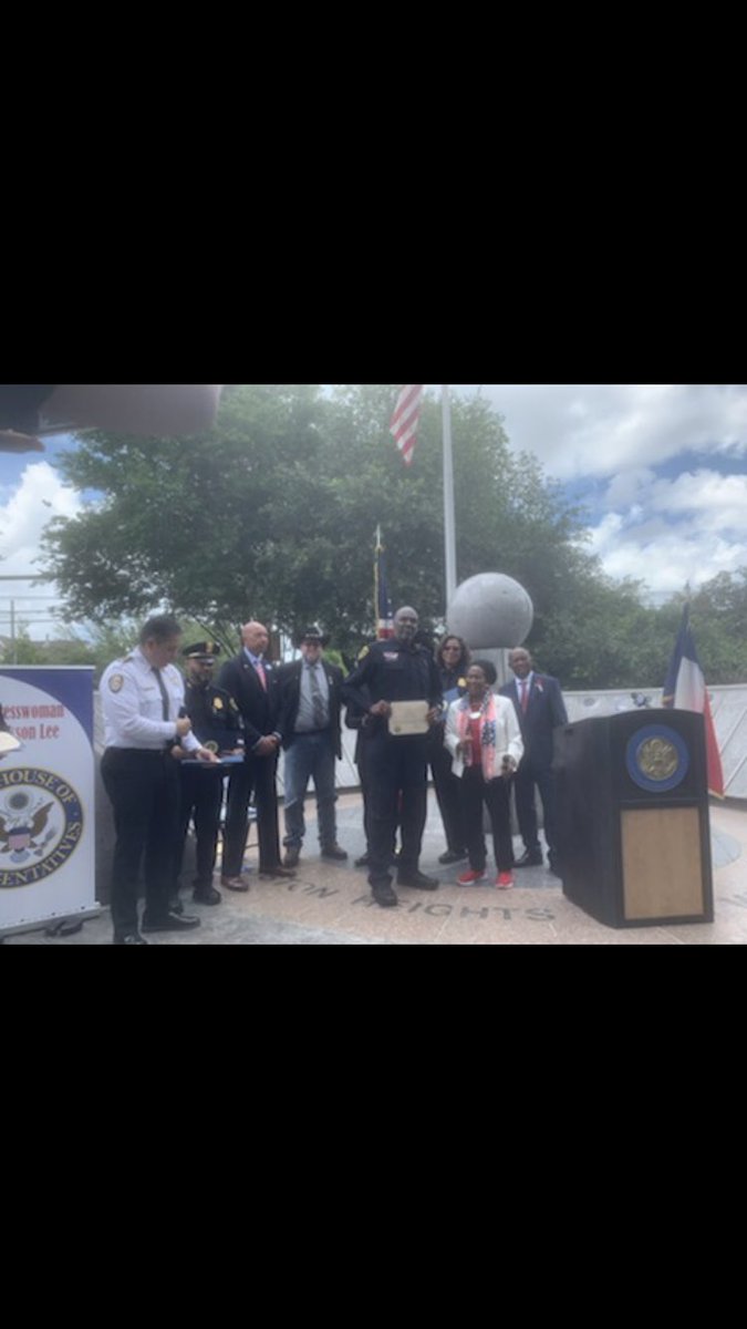 RaulCollins16's tweet photo. Huge shoutout to @JacksonLeeTX18 @TroyFinner @FireChiefofHFD @DetCarr1 @WeLoveWheatley band and JROTC / @bgcghouston #Holthouse / mentee Darrell C. Leading JROTC proud of you and honored on this day #RelationalPolicing #MemorialDay Honored to be Honored on this day @houstonpolice https://t.co/HvDKR4OXW7
