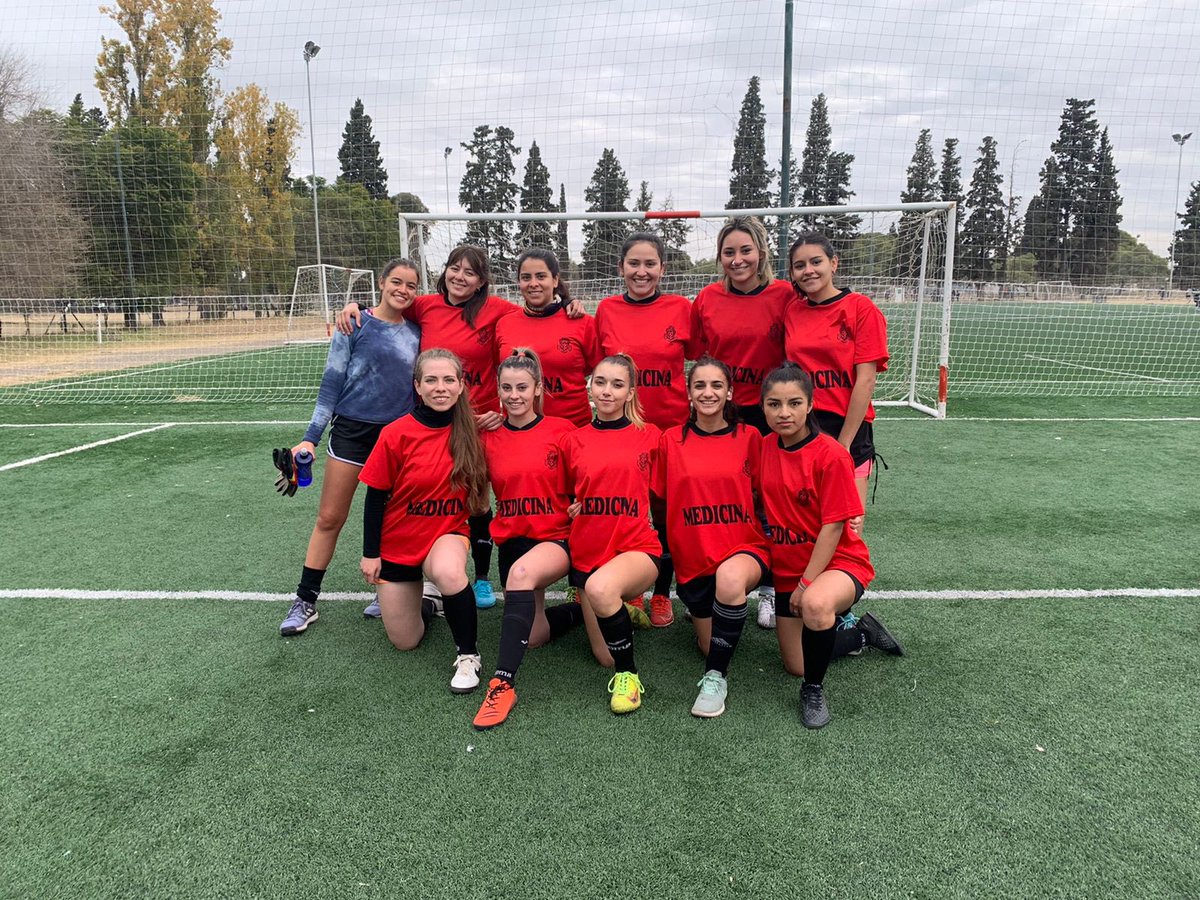 AngelessssM's tweet photo. @VivireNuevaCba Equipo de fútbol femenino busca ARQUERA 🖤 entrenamientos martes y jueves 20 hs + torneos durante el año, cualquier cosa al md o a @sportivobalbo en ig 🌪 https://t.co/Kpj3Wtini1