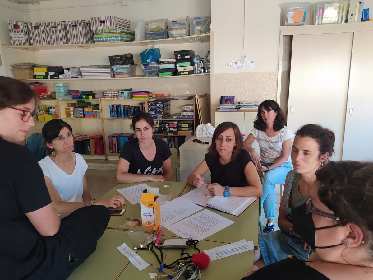 EscolaGayarre's tweet photo. Avui el claustre ha gaudit de la darrera càpsula formativa sobre pràctiques restauratives. Sessions on han practicat els cercles de paraula, l'escolta afectiva i empàtica, la comunicació no violenta... L'equip de monitoratge també ha fet aquesta formació del projecte "En cercle". https://t.co/tFOEkrepUI