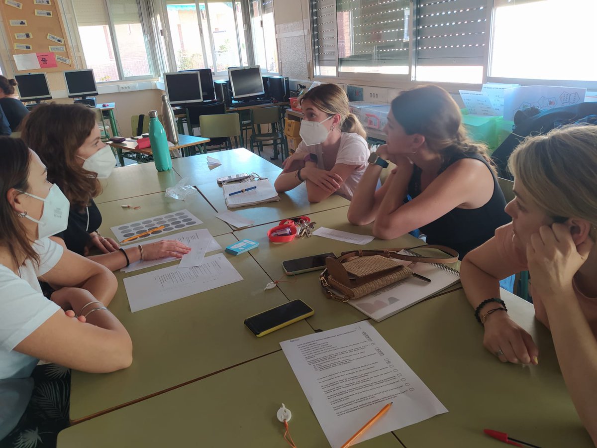 EscolaGayarre's tweet photo. Avui el claustre ha gaudit de la darrera càpsula formativa sobre pràctiques restauratives. Sessions on han practicat els cercles de paraula, l'escolta afectiva i empàtica, la comunicació no violenta... L'equip de monitoratge també ha fet aquesta formació del projecte "En cercle". https://t.co/tFOEkrepUI