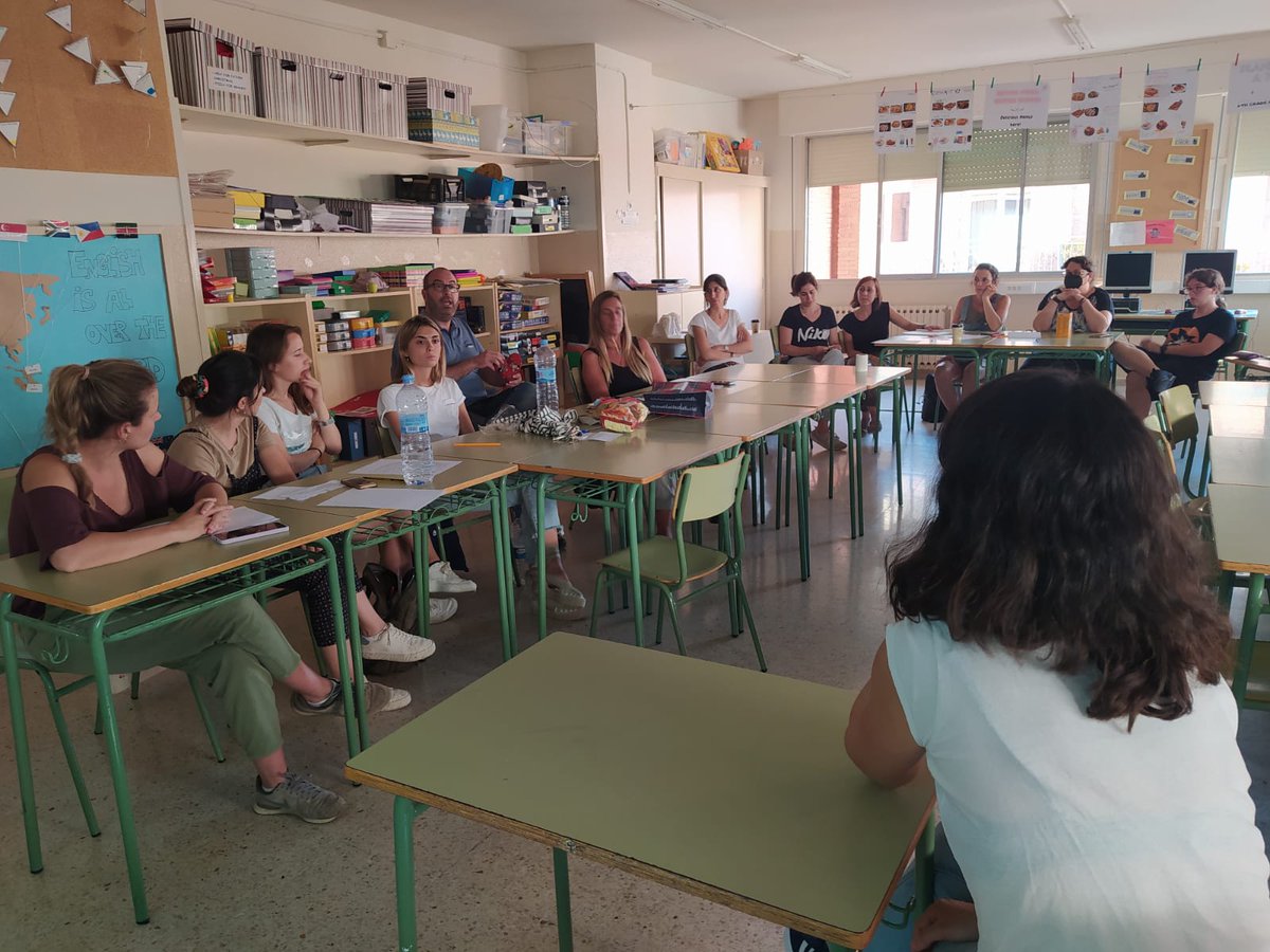 Avui el claustre ha gaudit de la darrera càpsula formativa sobre pràctiques restauratives. Sessions on han practicat els cercles de paraula, l'escolta afectiva i empàtica, la comunicació no violenta... L'equip de monitoratge també ha fet aquesta formació del projecte "En cercle".