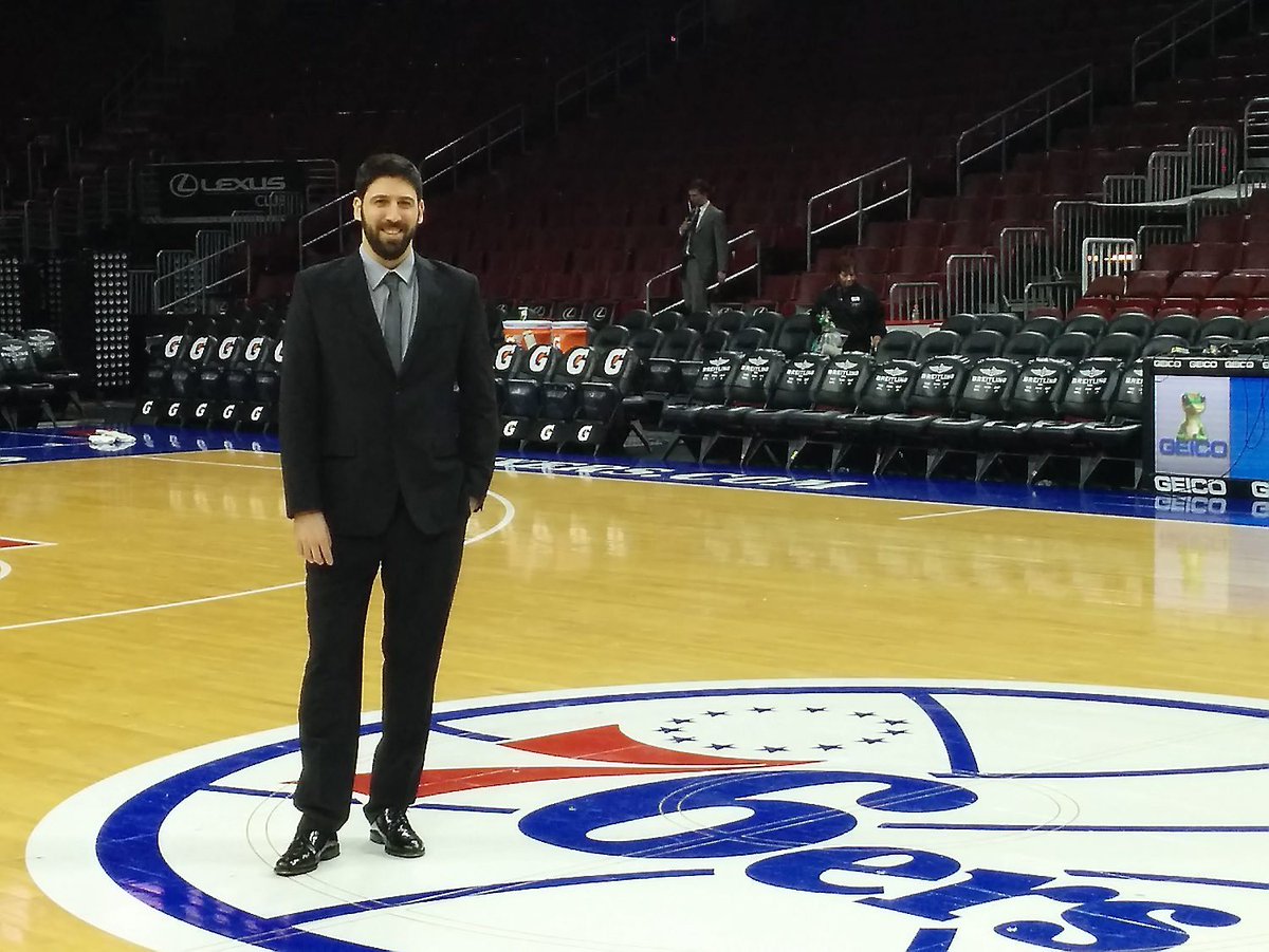 Felicitaciones a @Oliva_Sergi. Asciende al puesto de GG asistente de Portland @TrailBlazers. He aquí una foto de sus 6 campañas con @Sixers. Pasó las últimas 2 temporadas como asistente de Quin Snyder. Su trabajo es de alto secreto, pero valorado por directores técnicos y equipos