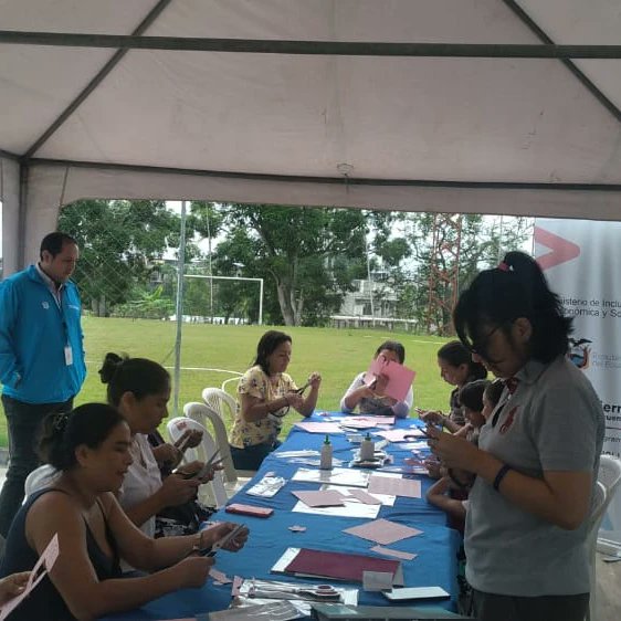 PedroXavierAgu4's tweet photo. #Guayas| 25 usuarias del cantón #Balzar que acceden al crédito de desarrollo humano participan del taller de empleabilidad mediante técnicas para elaborar manualidades con fomix.

#EcuadorDeLasOportunidades https://t.co/JusbAtLqhx