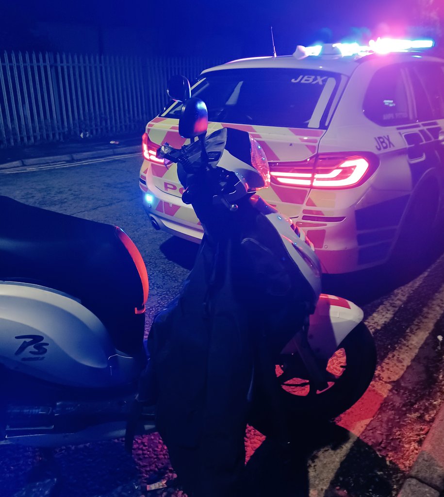 MPSViolentCrime's tweet photo. VCTF units sighted this moped which previously failed to stop for police. Unfortunately for the rider we didn't give him that option tonight.
Tactics deployed mean the suspect has a room for night after being arrested for drug supply offences along with others.
#Syndicate8 https://t.co/CkvxWN6ILs