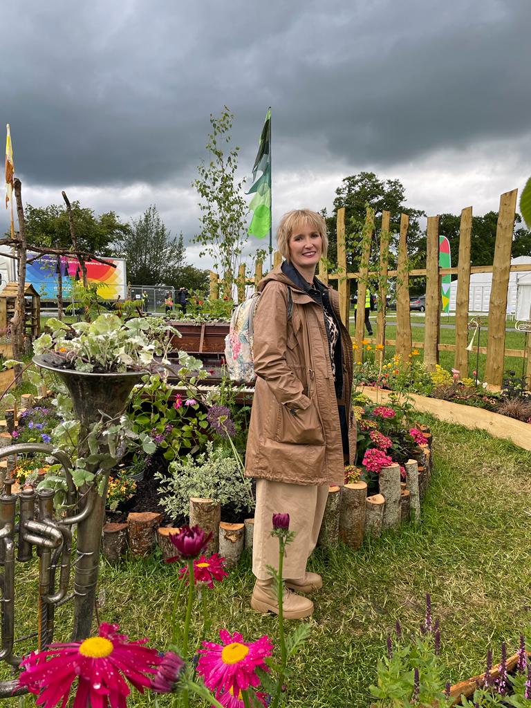 FfionClwyd's tweet photo. Braf rhoi rhywbeth nΓ΄l i'r @Urdd sydd wedi rhoi cymaint i mi. Arwain y cystadlu ar y llwyfan gwyrdd yn @EisteddfodUrdd #SirDdinbych Yr arddorfa πΌπ·βοΈyn fendigedig #Sioned @bywynyrardd Braf bod nΓ΄l ar faes gwyrdd steddfod eto #FfermKilford π #diolch @ruthwillias am y llun π https://t.co/vdNvj9zJJw