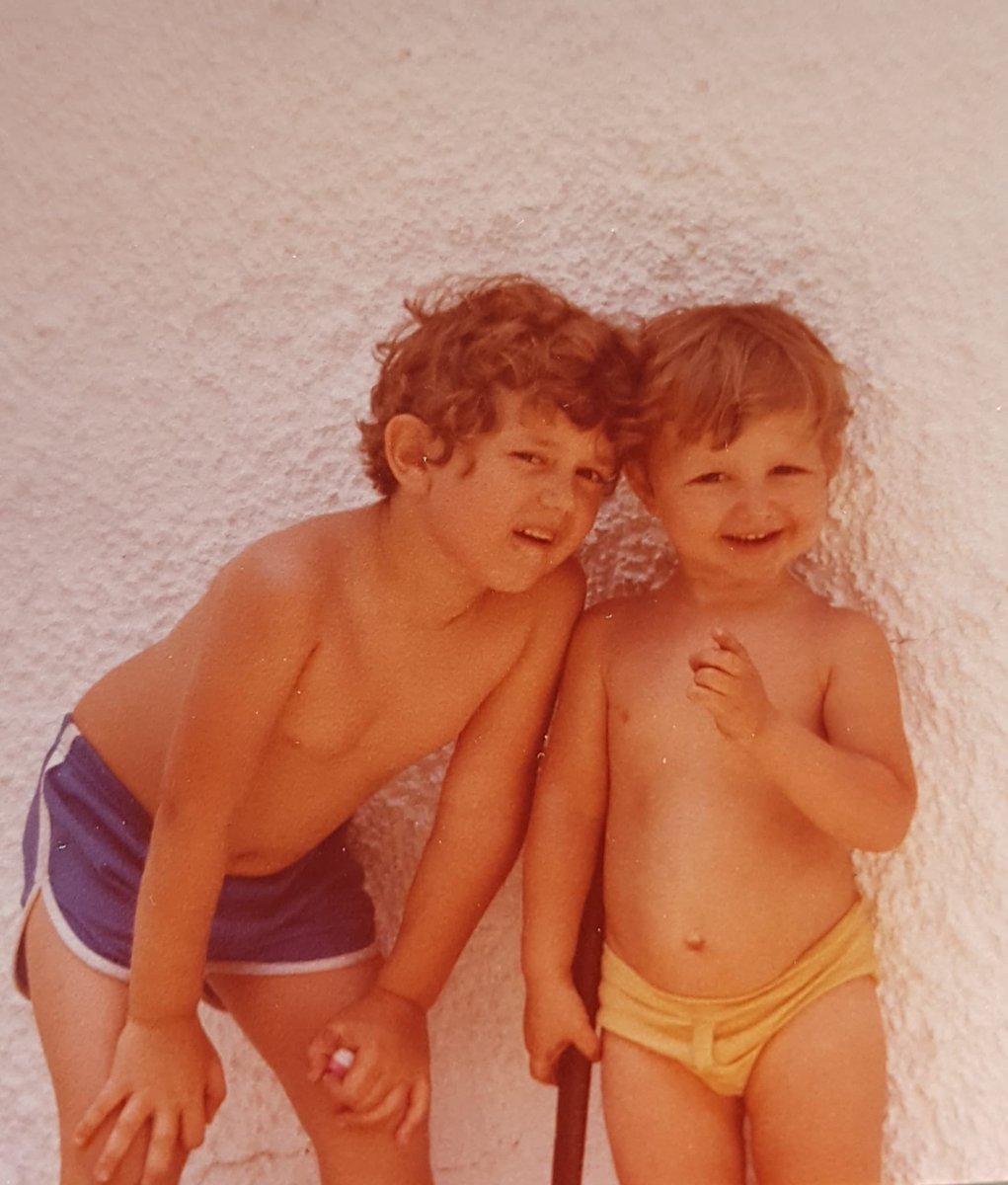 Ayer fue el cumpleaños de mi hermano <a href="/molondroxxi/">ALEJANDRO</a> y aprovecho para poner esta foto donde se puede apreciar que éramos un regalito.