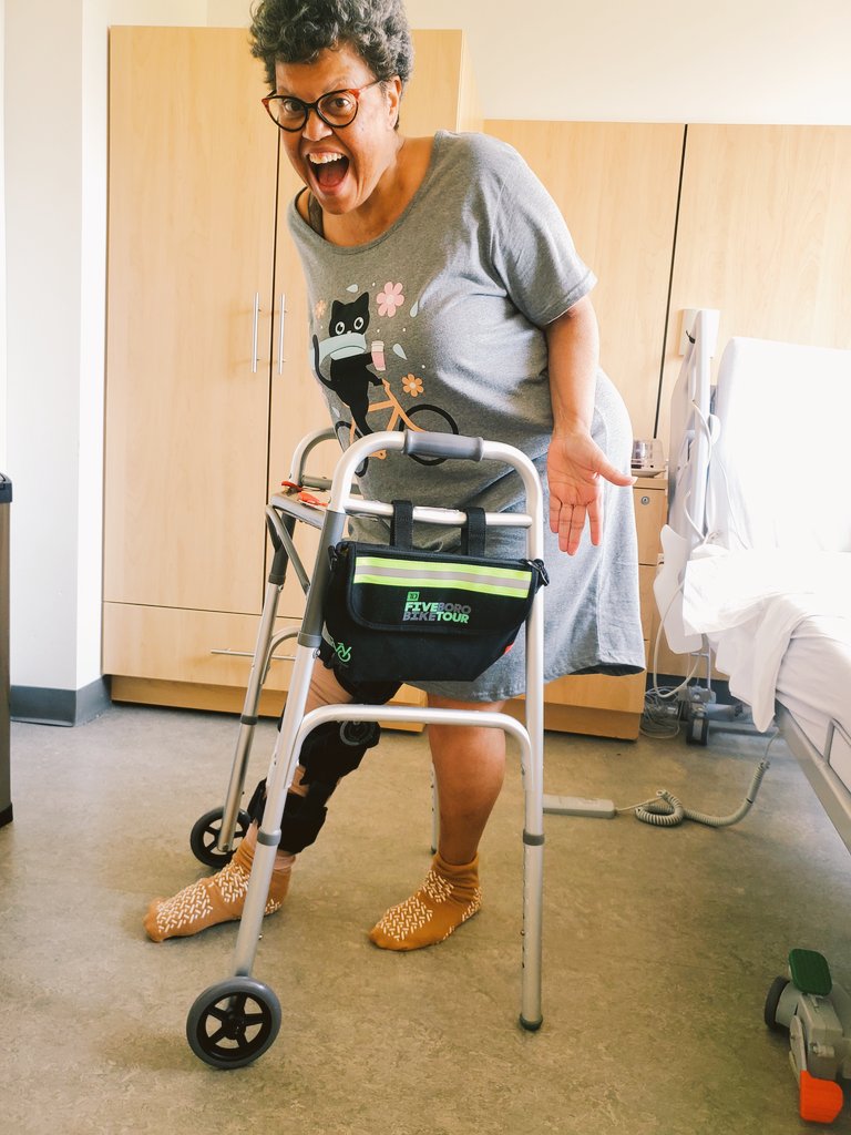 mattapanviv's tweet photo. Four wks after the #FiveBoro, I'm celebrating New Bicycle Day!
Check out my old school human-powered folding bike!! #notanebike #howiroll #fellwalking #fracturedtibia #mymonthinnyc
#missmybed #missmycat #missmybike #missedbikemonth
#missednephewswedding
@bikenewyork
📷 @ginaelisa https://t.co/eSAADQRaWC