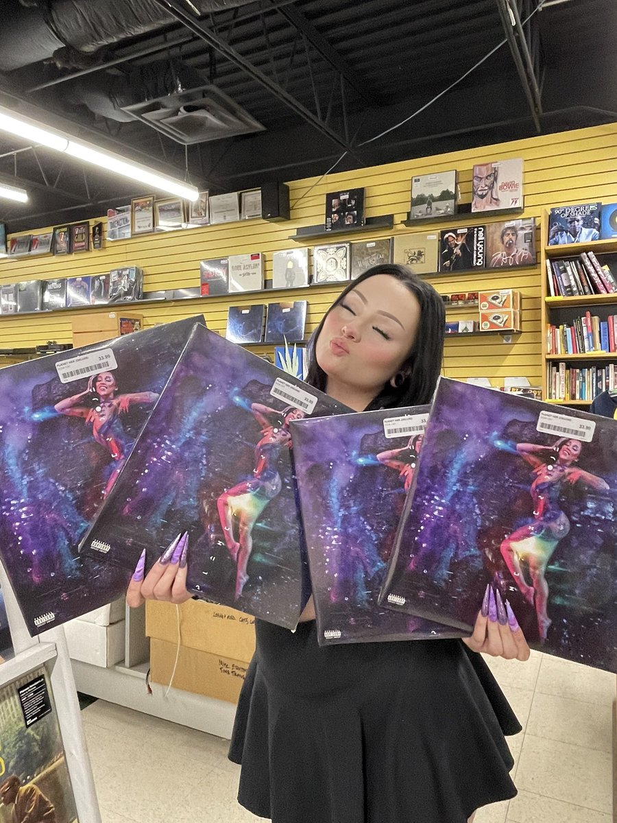 _emilyminaj's tweet image. barbz/kittens did u buy dojas record?!!? #planether 🪐💜