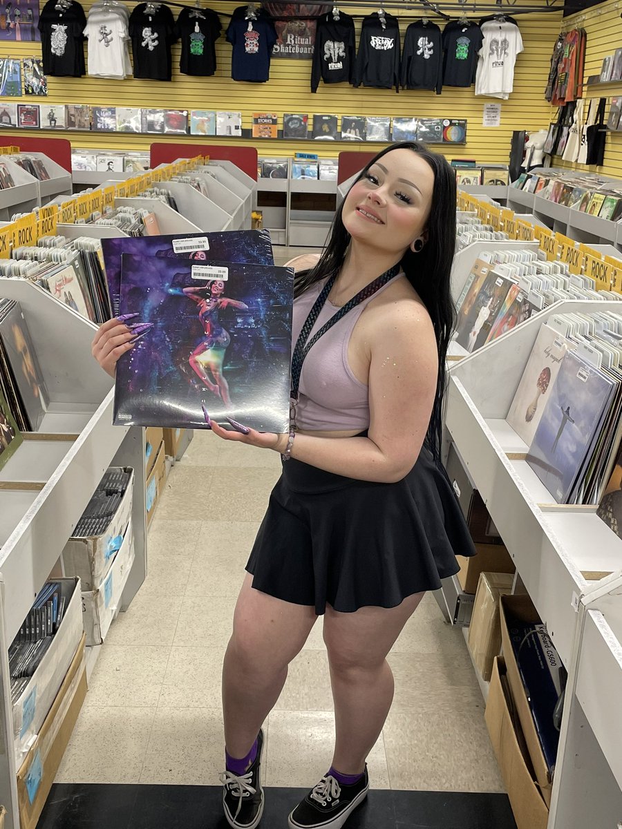 _emilyminaj's tweet image. barbz/kittens did u buy dojas record?!!? #planether 🪐💜