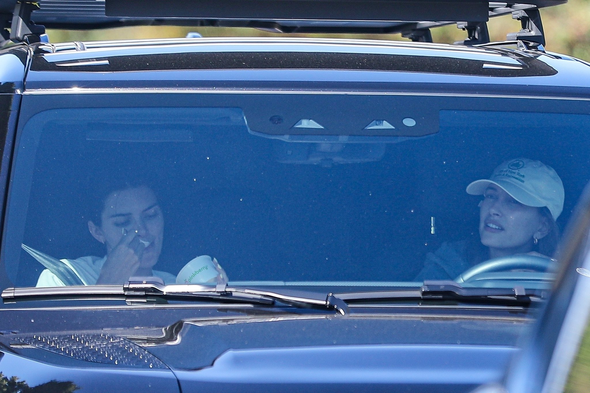 Mídia Access on Twitter: "CANDIDS: Kendall Jenner e Hailey Bieber
